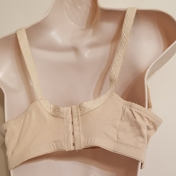 Made in China women's nude lace trimmed front bra - Picture 13 of 16